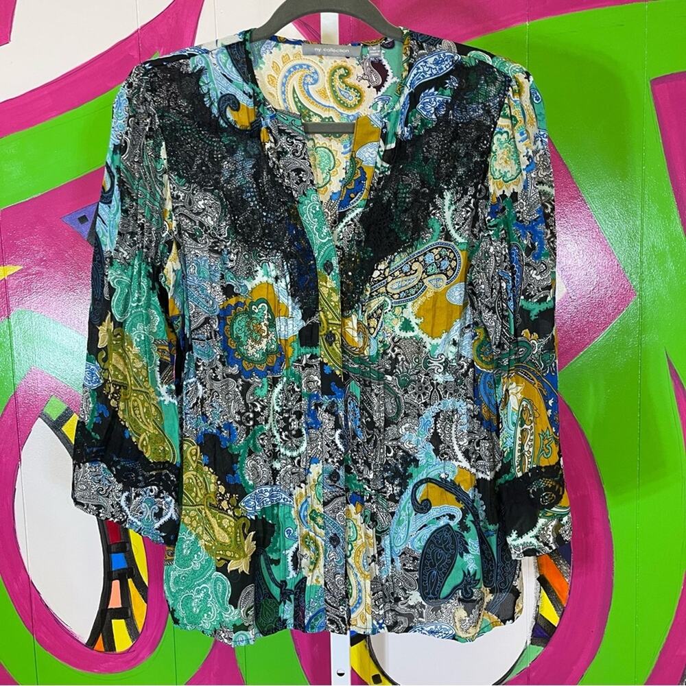 NY Collection, Button Up Lace Collared V-Neck Blouse. Size Medium